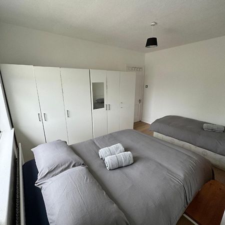 Nice Triple Room At 2 Iveragh Rd-7 더블린 외부 사진
