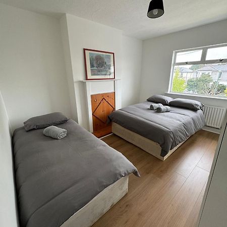 Nice Triple Room At 2 Iveragh Rd-7 더블린 외부 사진