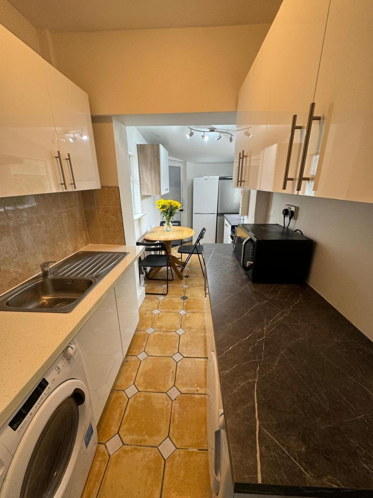 Nice Triple Room At 2 Iveragh Rd-7 더블린 외부 사진