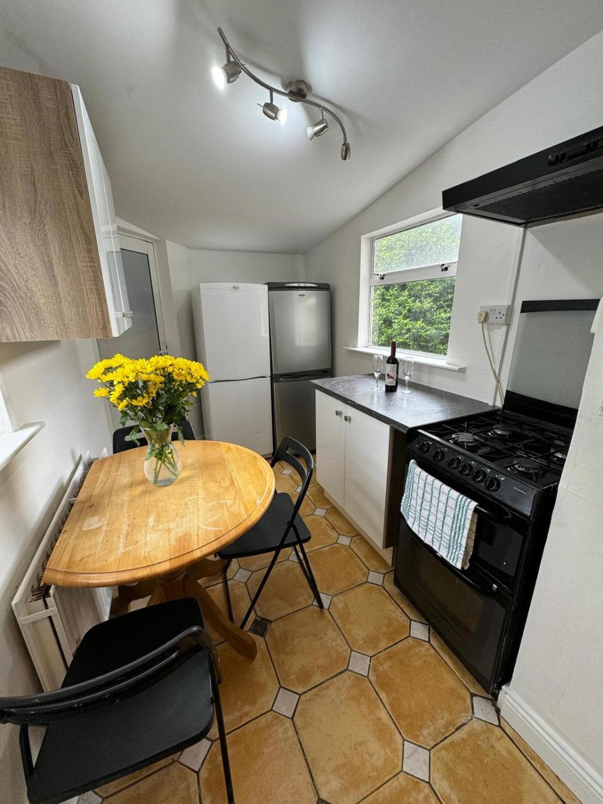 Nice Triple Room At 2 Iveragh Rd-7 더블린 외부 사진