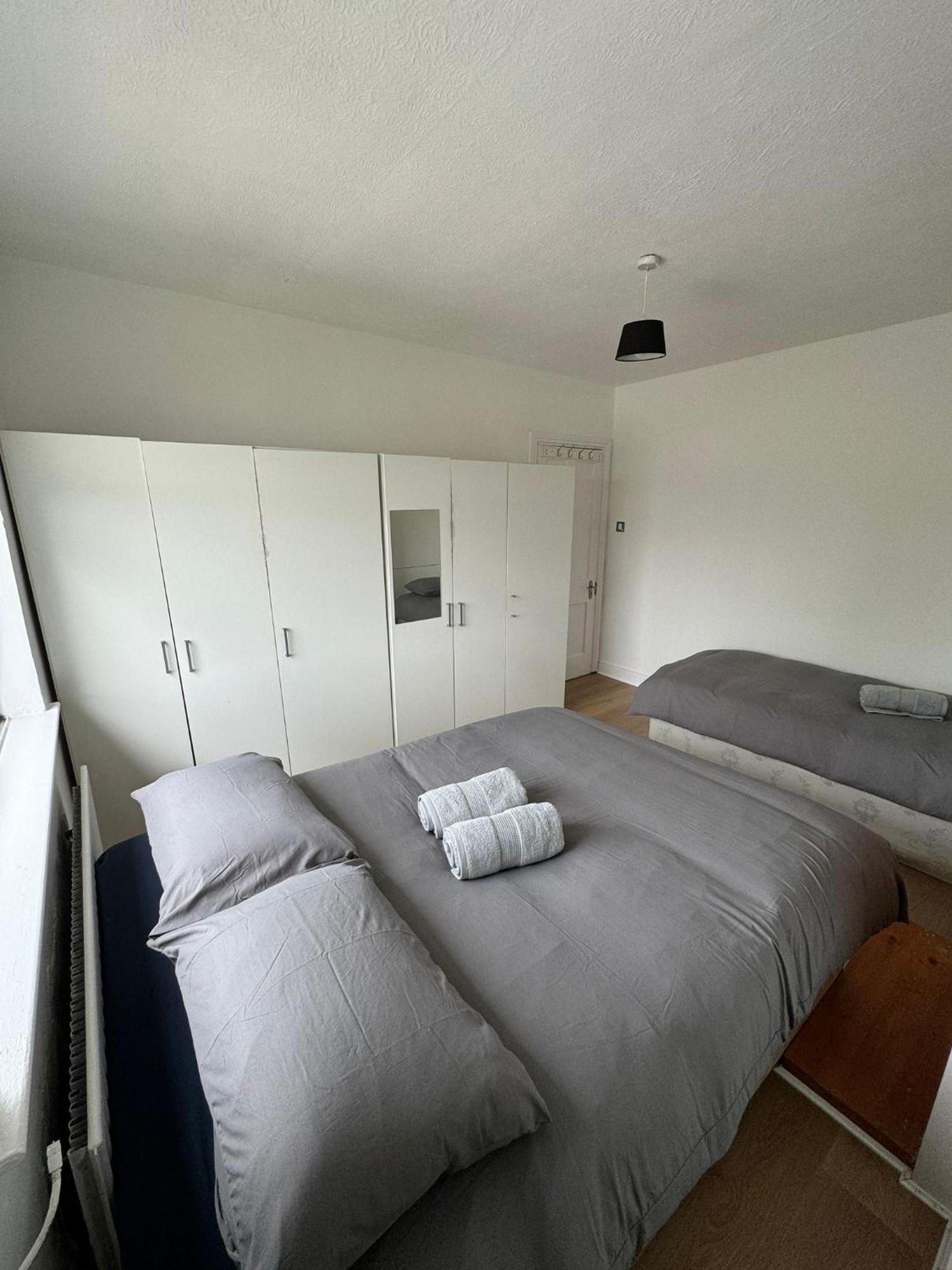 Nice Triple Room At 2 Iveragh Rd-7 더블린 외부 사진
